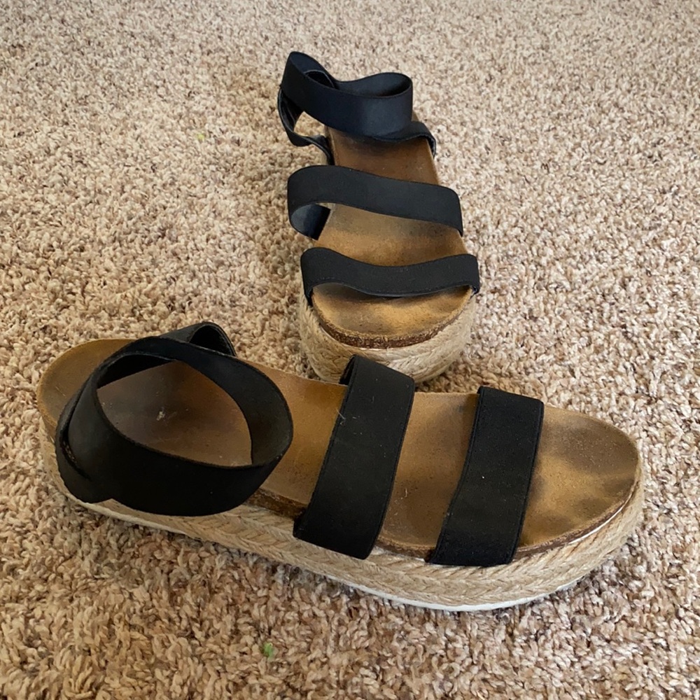 FLASH SALE! ❤️ Black Strap Platform Sandals
